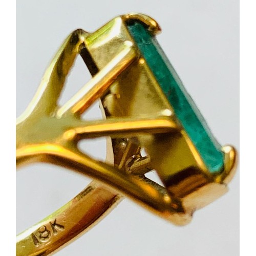 121 - 18ct GOLD RING SET WITH EMERALD, 1ct APPROX, SIZE N+, TOTAL WEIGHT APPROX 4.47g