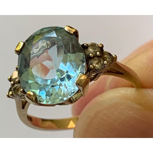 124 - 9ct GOLD COCKTAIL RING SET WITH A TOPAZ 6ct APPROX AND THREE VERY SMALL TOURMALINES EACH SIDE, SIZE ... 