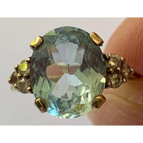 124 - 9ct GOLD COCKTAIL RING SET WITH A TOPAZ 6ct APPROX AND THREE VERY SMALL TOURMALINES EACH SIDE, SIZE ... 