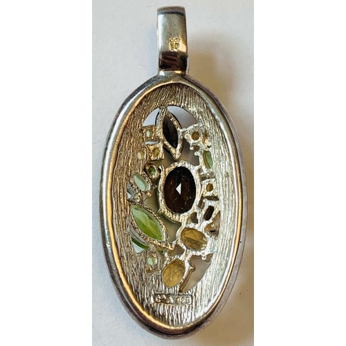 136 - 9ct GOLD CHAIN WEIGHT APPROX 13.27g WITH A 925 SILVER PENDANT WITH PERIDOTS, IOLITES, YELLOW AQUA MA... 