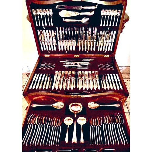 10 - IMPRESSIVE CANTEEN OF SILVER VINERS OF SHEFFIELD CUTLERY ON SUPPORTS, APPROX. 185 PIECES, VARIOUS DA... 