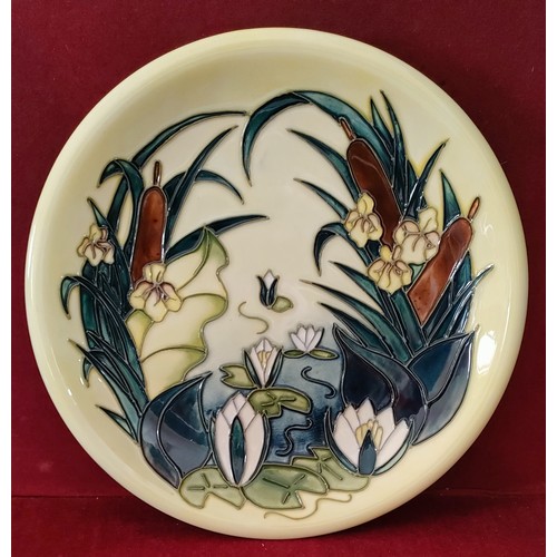 124 - MOORCROFT GLAZED CERAMIC LAMIA PATTERN PLATE, APPROX. 16CM DIAMETER