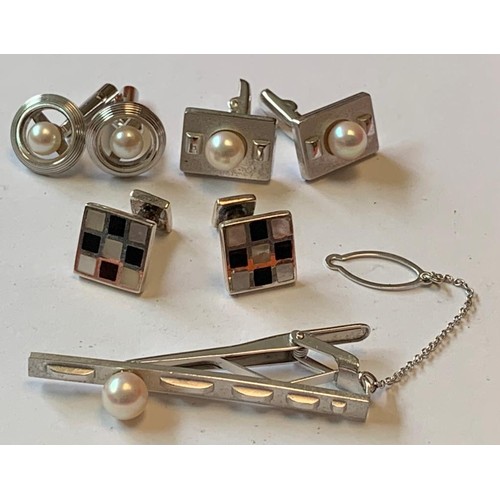 318 - SILVER TIE CLIP SET WITH PEARL, SILVER PAIR OF SQUARE SHAPE CUFFLINKS SET WITH PEARL, SILVER PAIR OF... 