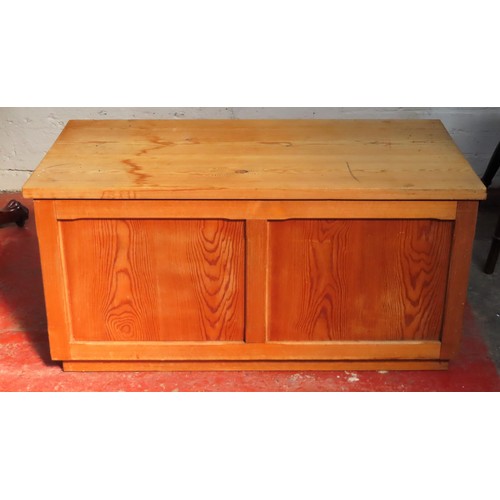 39 - Vintage pine storage chest. Approx. 47cm H x 94.5cm W x 46.5cm D