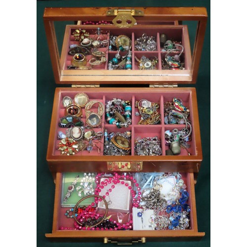 247 - Wooden and mirrored jewellery casket containing various Victorian and other costume jewellery etc