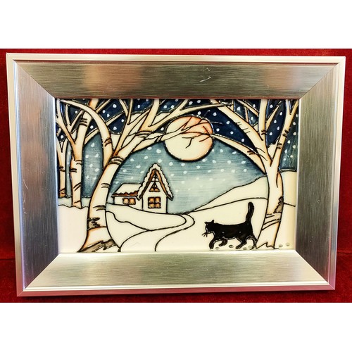 132 - FRAMED MOORCROFT MR COAL THE CHRISTMAS CAT PATTERN CERAMIC PLAQUE, DESIGNED BY RACHEL BISHOP, DATED ... 