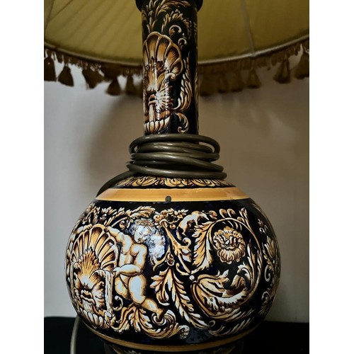 9 - PAIR OF CERAMIC FAIENCE STYLE TABLE LAMPS, HEIGHT TO BAYONET FITTING APPROX 47cm, UPON BRONZE BASE