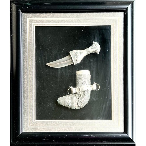 95 - LATE 20TH CENTURY JAMBYA MIDDLE EASTERN KNIFE, WITHIN FRAMED PRESENTATION BOX. APPROX. 27 X 22CM