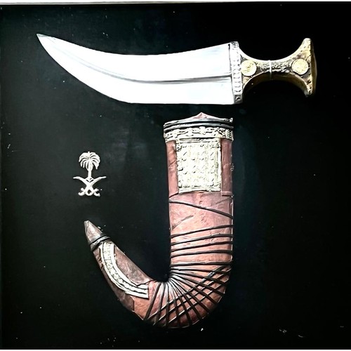 80 - LATE 20TH CENTURY JAMBYA SAUDI ARABIAN KNIFE IN PRESENTATION BOX. APPROX. 36 X 36CM
