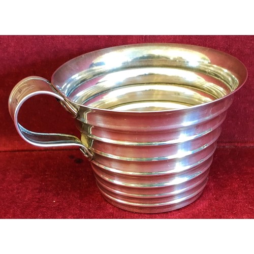 276 - SMALL EGYPTIAN SILVER MUG, STAMPED TO BASE, DATED 1939/1940. APP. 6CM HIGH. WEIGHT 82.8G