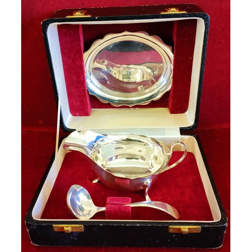 274 - CASED HALLMARKED SILVER SAUCE BOAT, LADLE & TRAY SET.  SHEFFIELD ASSAY DATED 1967 BY VINERS LTD TOTA... 