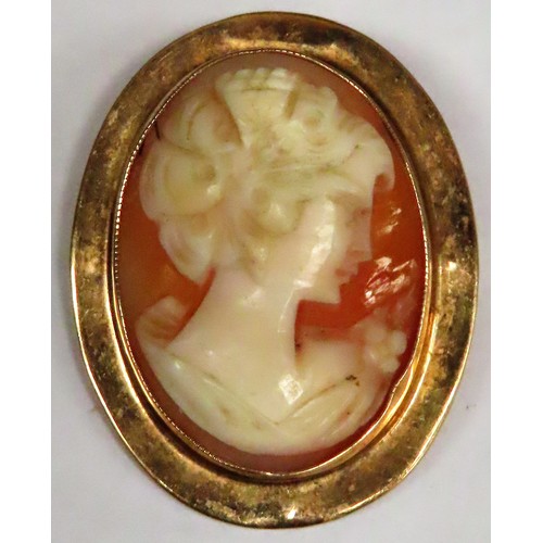 295 - 9ct Gold oval cameo brooch