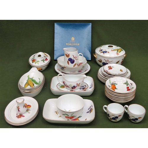 121 - Parcel of Royal Worcester dinner ware. Approx. 35+ pieces