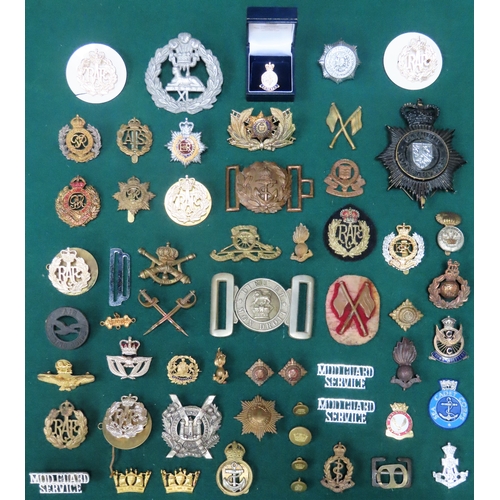 Parcel of various military badges and buttons, various regiments Inc. R ...