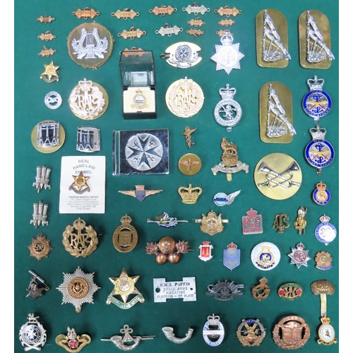 Parcel of various military badges and buttons, various regiments Inc. R ...