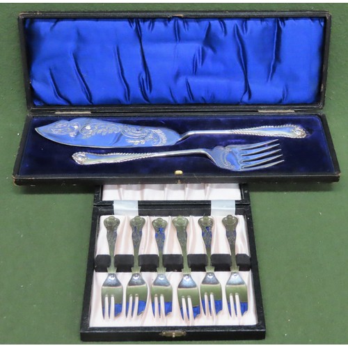 83 - Cased set of silver plated fish servers, plus cased set of six silver plated Kings/Queens pattern fo... 