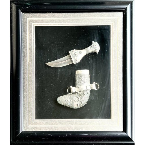 285 - LATE 20TH CENTURY JAMBYA MIDDLE EASTERN KNIFE, WITHIN FRAMED PRESENTATION BOX. APPROX. 27 X 22CM