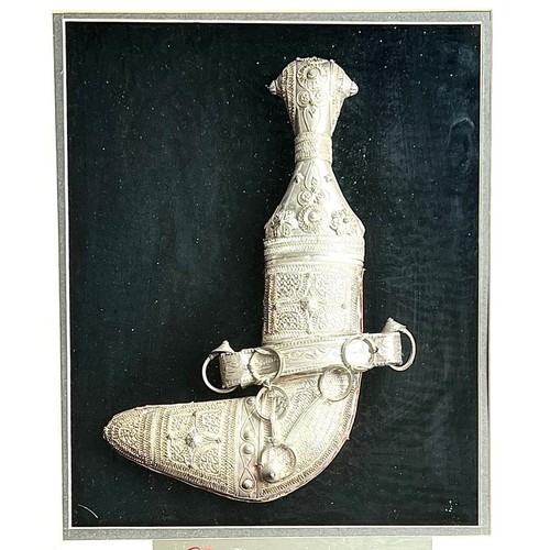 286 - LATE 20TH CENTURY JAMBYA MIDDLE EASTERN KNIFE, WITHIN FRAMED PRESENTATION BOX. APPROX. 27 X 22CM