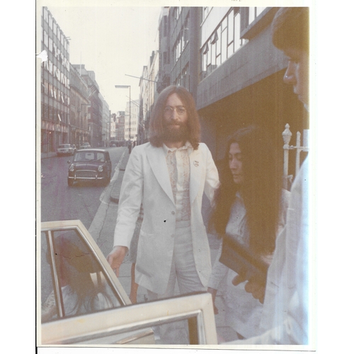 109 - Colour original vintage photograph of John Lennon & Yoko Ono. Prints was formerly the property of Be... 