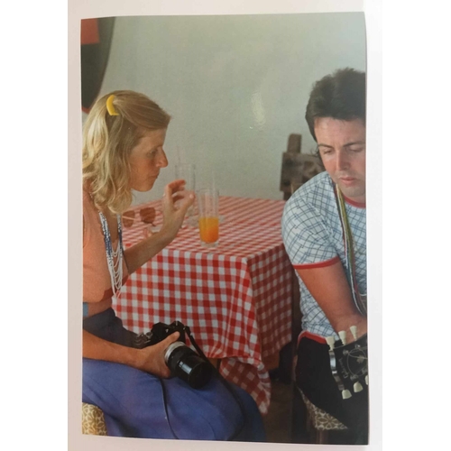 200 - A set of unpublished pictures with original negatives of Paul & Linda McCartney plus members of Wing... 