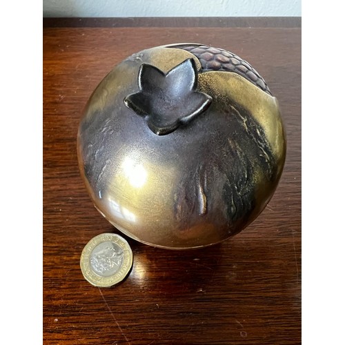 201 - HIGH QUALITY JAPANESE LACQUER GLOBULAR BOX IN THE FORM OF ORIENTAL FRUIT, DIAMETER APPROX 7cm