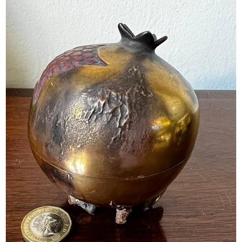 201 - HIGH QUALITY JAPANESE LACQUER GLOBULAR BOX IN THE FORM OF ORIENTAL FRUIT, DIAMETER APPROX 7cm