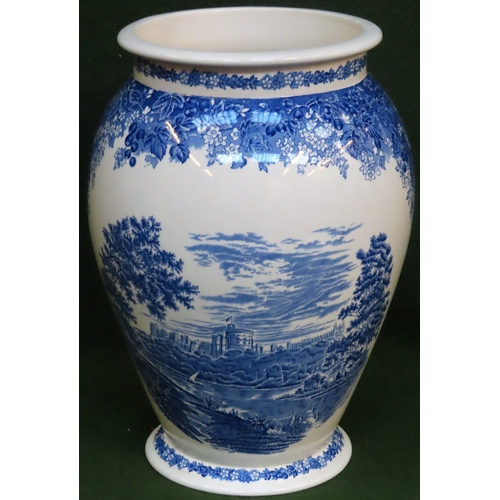 37 - Wedgwood Queens Ware Romantic England series blue and white ceramic vase depicting Windsor Castle. A... 