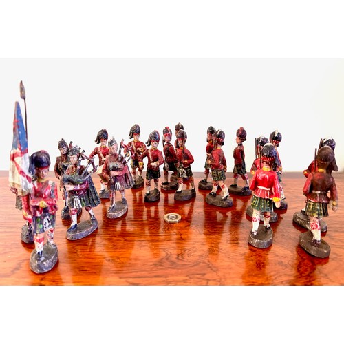 40 - NINETEEN ELASTOLIN FIGURES OF SCOTTISH PIPERS AND SOLDIERS BY GERMAN COMPANY HOUSSER