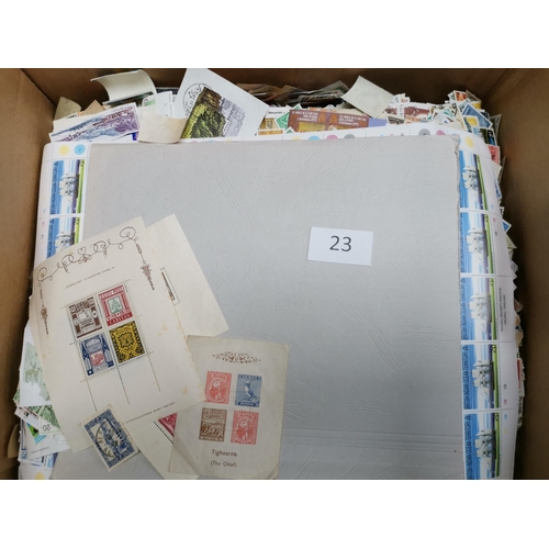 23 - MIXED WORLD.  Loose M and U early to modern accumulation in carton. A good lot to sort. (1 000's)