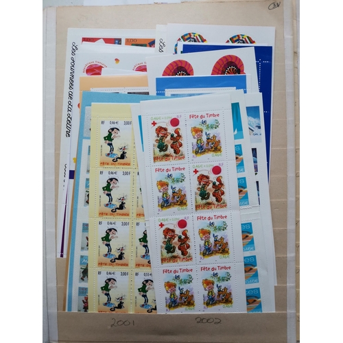 139 - FRANCE.  BOOKLETS. 2001-2015 collection of commemorative booklets. (approx. 120 bklts)