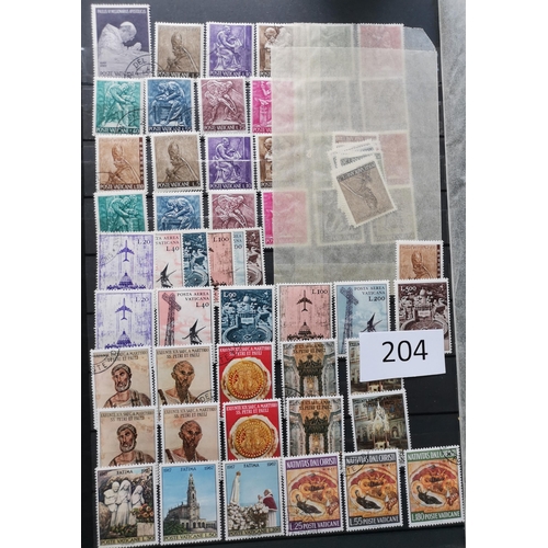 204 - VATICAN.  Collection of UM and FU in stockbook  well filled  nothing of particular individual value ... 