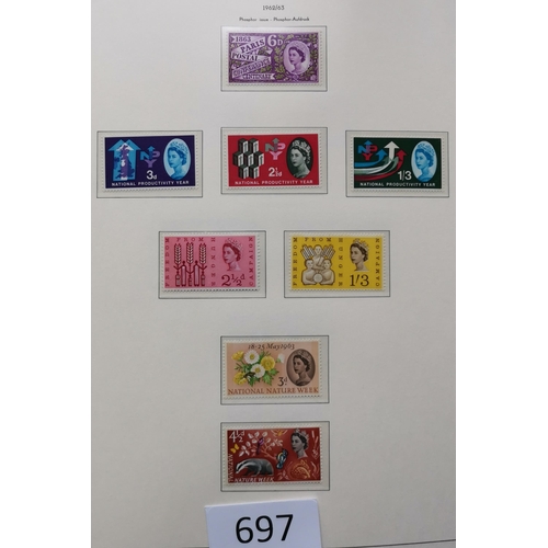 697 - QE II.  1952-1989 UM collection in Lighthouse album incl. the 3 better Castles sets  Wildings incl. ... 