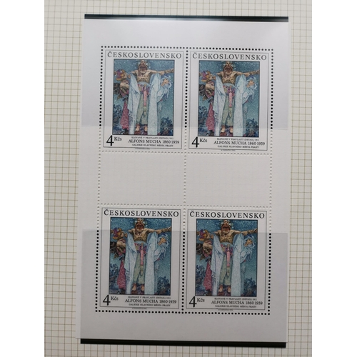 164 - CZECHOSLOVAKIA.  1990-93 collection of UM sheetlets of 4 or 8 incl. Art sets. Cat. £746. (32 items)