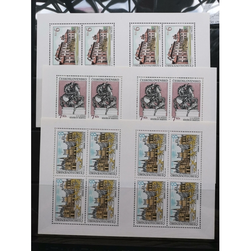 164 - CZECHOSLOVAKIA.  1990-93 collection of UM sheetlets of 4 or 8 incl. Art sets. Cat. £746. (32 items)