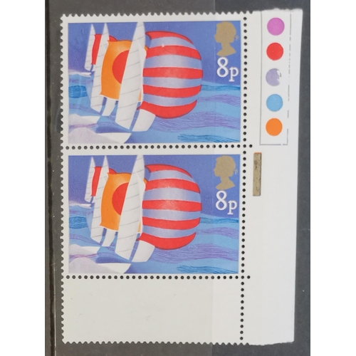 748 - DECIMAL COMMEMORATIVES.  1975 Sailing 8p corner pair with black omitted UM. SG981a. (2)