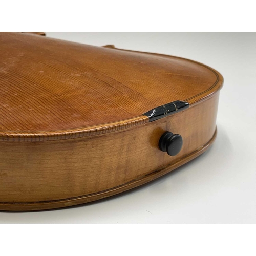 103 - A pale mahogany viola with inlaid purfling. LOB 42.5cm.