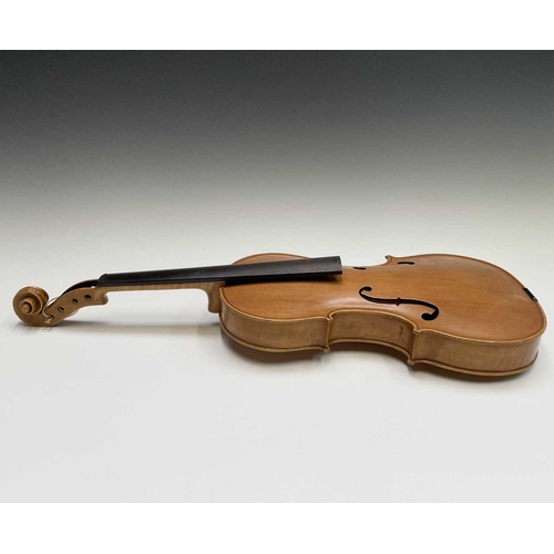 103 - A pale mahogany viola with inlaid purfling. LOB 42.5cm.