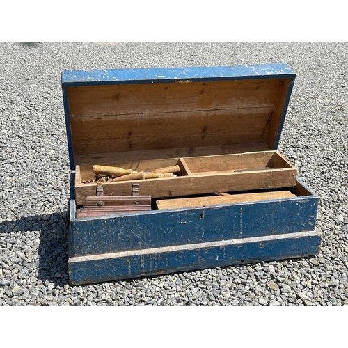 205 - A blue painted pine box and contents of joiner's tools. Height 30cm, width 76.5cm, depth 36cm.