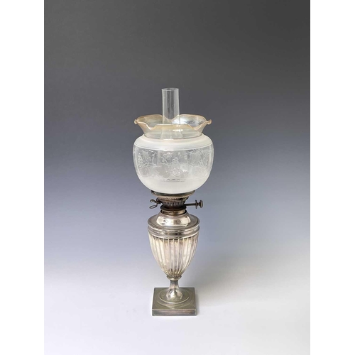 26 - An Edwardian silver plated urn shaped table oil lamp, with Hink's patent burner and with an etched g... 