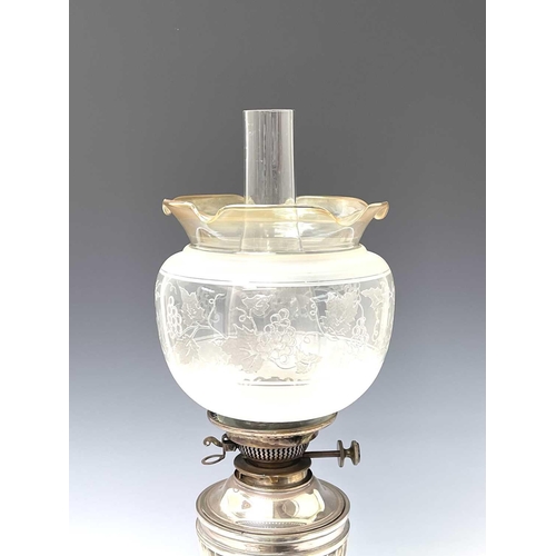 26 - An Edwardian silver plated urn shaped table oil lamp, with Hink's patent burner and with an etched g... 