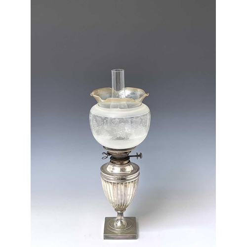 26 - An Edwardian silver plated urn shaped table oil lamp, with Hink's patent burner and with an etched g... 