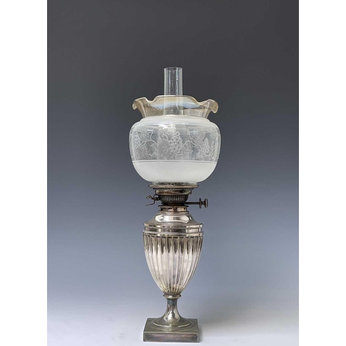 26 - An Edwardian silver plated urn shaped table oil lamp, with Hink's patent burner and with an etched g... 