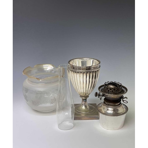 26 - An Edwardian silver plated urn shaped table oil lamp, with Hink's patent burner and with an etched g... 