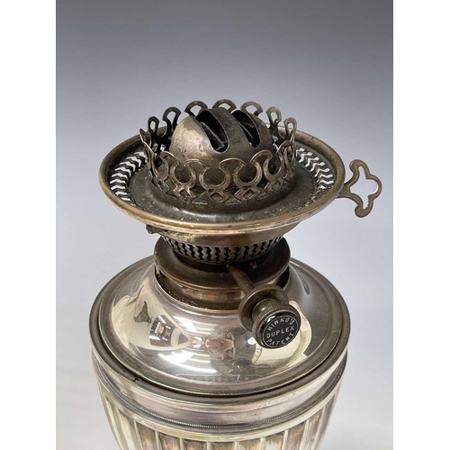 26 - An Edwardian silver plated urn shaped table oil lamp, with Hink's patent burner and with an etched g... 