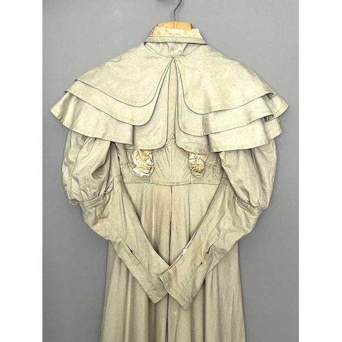 2806 - A scarce Regency ladies ‘Redingote’ coat.