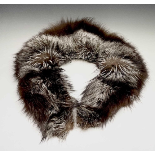 2807 - A fine quality silver fox fur collar.