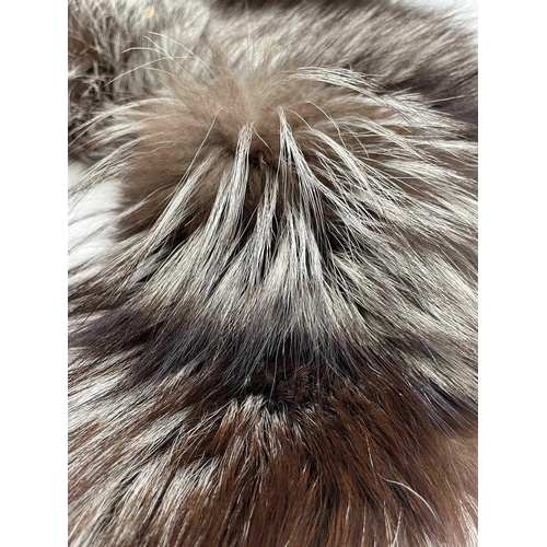 2807 - A fine quality silver fox fur collar.