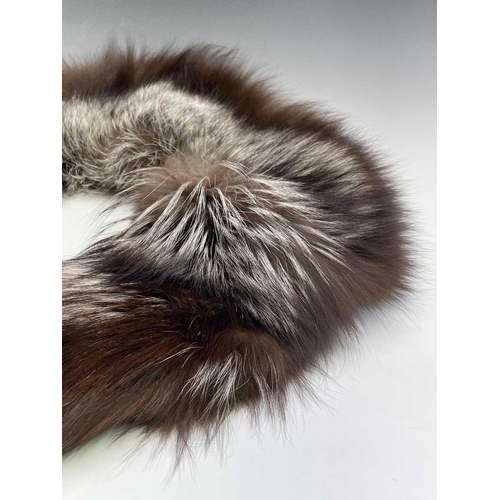 2807 - A fine quality silver fox fur collar.