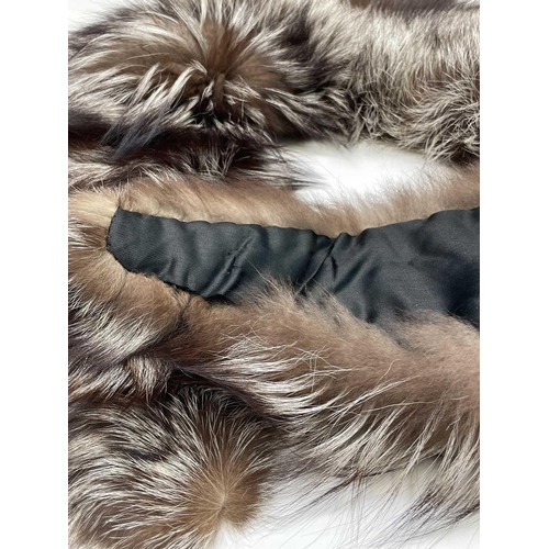 2807 - A fine quality silver fox fur collar.