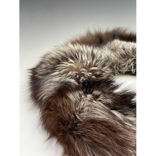 2807 - A fine quality silver fox fur collar.